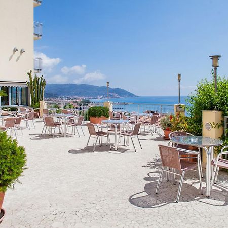 Hotel Metropol Diano Marina Buitenkant foto